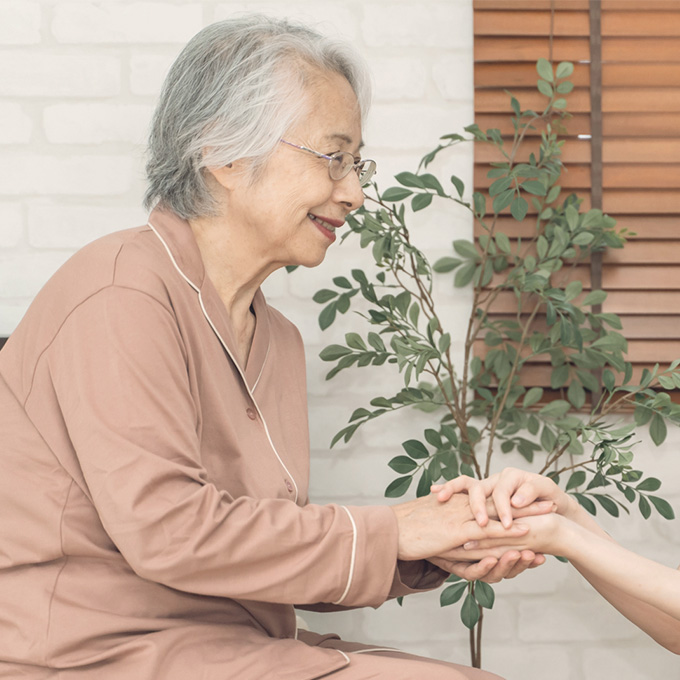 笑顔の年配女性